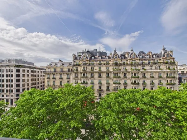 Exceptionnel - Avenue Montaigne sur le Plaza Athénée