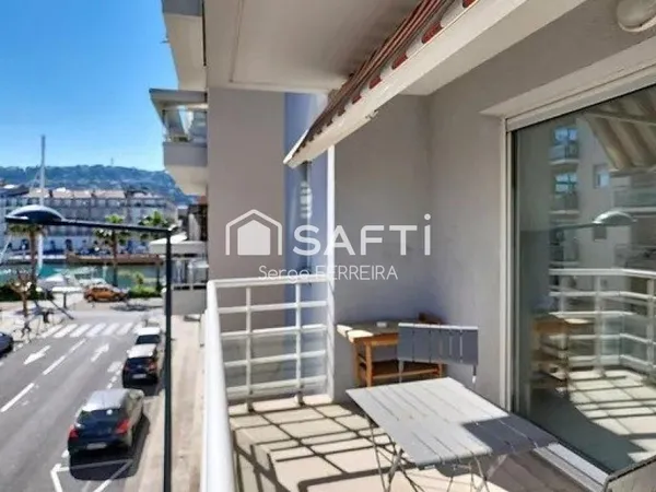 Appartement traversant avec terrasse et parking