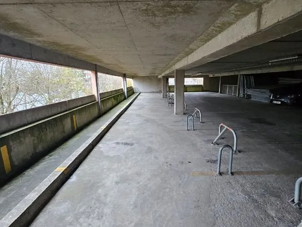 6 places de parkings sécurisée