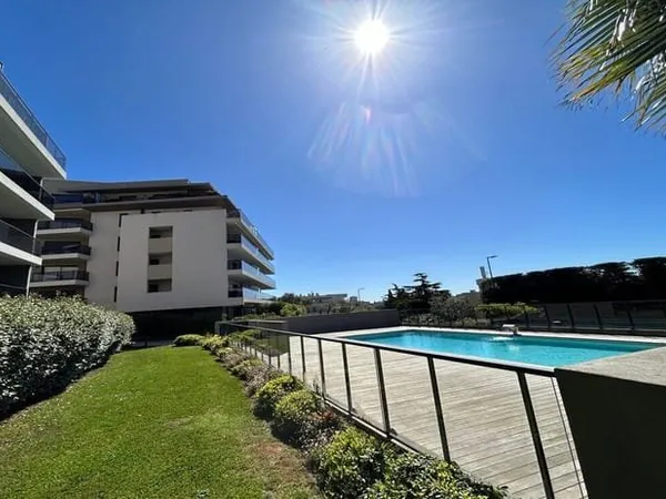 Charmant 2 pièces de 45 m² avec terrasse de 9 m², résidence moderne avec piscine - Antibes
