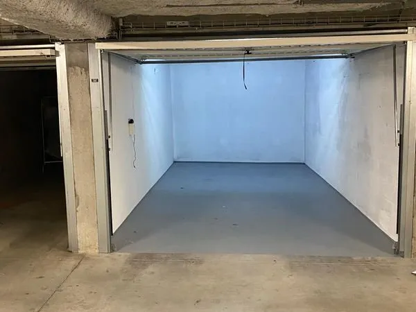 Grand garage neuf 17m² sécurisé - Saint-Genis-Pouilly - Proche Genève
