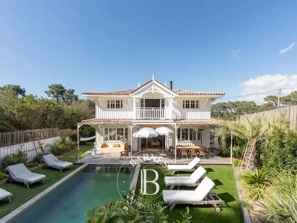 MAGNIFIQUE VILLA «OPALE» DANS LE VILLAGE DE L'HERBE, AVEC PISCINE, POUR 8 PERSONNES