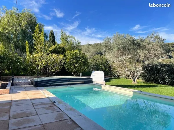 Villa de plain-pied 130m2, 3 chambres, climatisé, piscine, boulodrome, grand garage