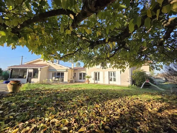 Maison de village avec piscine et son appartement à proximité de la Bastide de Monségur ( Gironde )