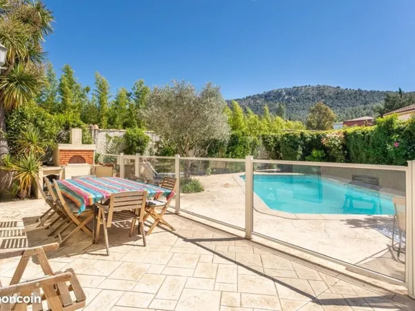 Maison T5 155 m² - Piscine - Jardin - En bout d'impasse-Vue et accès colline - Secteur calme - Proch