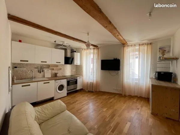 Spacieux Duplex avec Terrasse sur le Toit au Coeur du Centre Historique de Rians