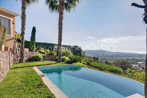 Villa 5 pièces 240 m²