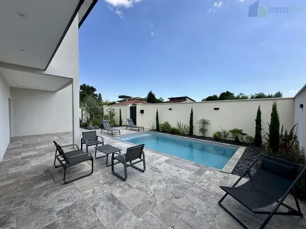 DECINES SECTEUR CALME - MAISON 213 M2 - 8 PIÈCES - TERRAIN -