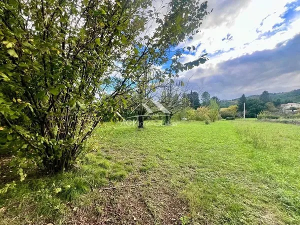 Terrain constructible 1 278 m² au calme