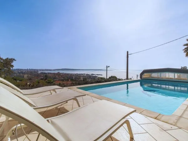 VALLAURIS- Magnifique propriété avec 2 maisons- vue mer- piscine