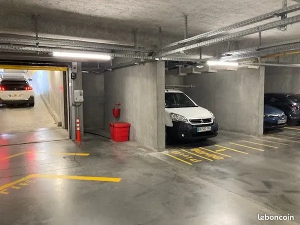 PARKING Auto + Moto 18 m² Couvert, Sécurisé à EURATECHNOLOGIE