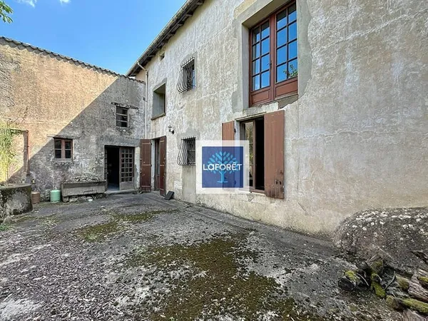 Immeuble composé d'une maison et d'un local, jardin et dépendance
