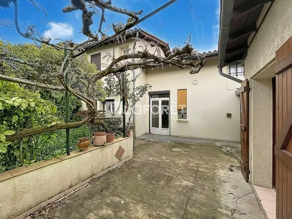 Maison de ville spacieuse avec jardin, garage et dépendance - Fort potentiel