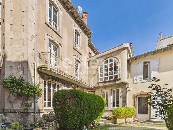 A vendre à Aurillac, centre ville République, maison bourgeoise de type 6 d'environ 220 m² avec terr