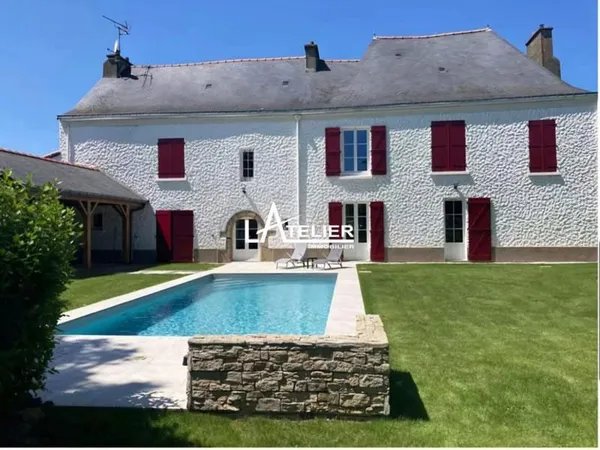 Exceptionnel logis du XVIIe siècle avec studio & dépendances