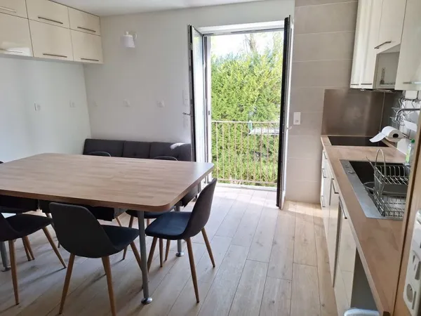 Appartement meublée (2 chambres) 1ier étage. Rénové