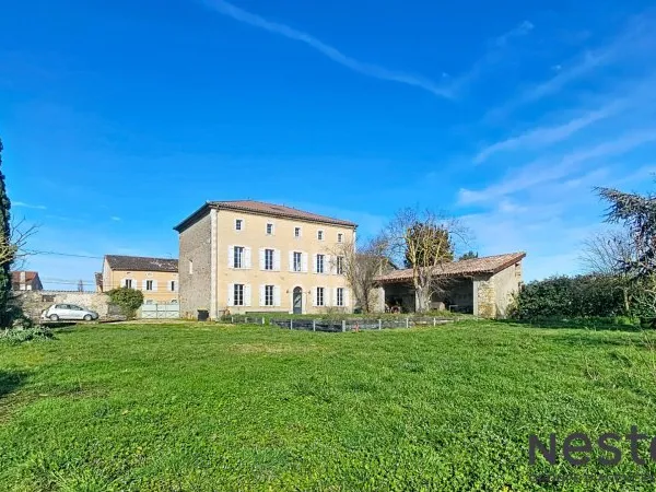 A Vendre Maison de Maître de 1870 Rénovée. 288 m² habitables + 150 m² à aménager, jardin, garage et 