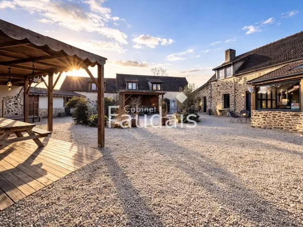 Ensemble immobilier rénové restaurant+logements à 7 km de la