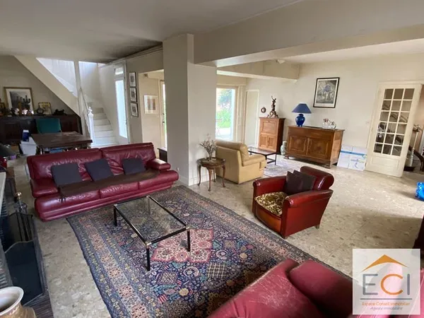 Maison particulière à rénover / possibilité de diviser en appartements / studios.