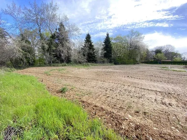 Terrain 587m² - 5 min LA CHAPELLE DE LA TOUR