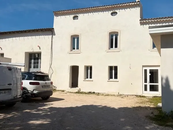 Bureau et espace de travail Location Courthézon  200m² 2000€