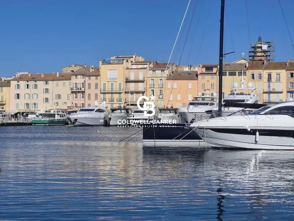 Mur Commerciaux - Adresse d'exception au coeur de Saint-Tropez.