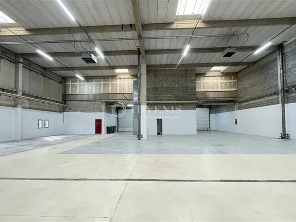 Local d'activité 5 pièces 1057 m²