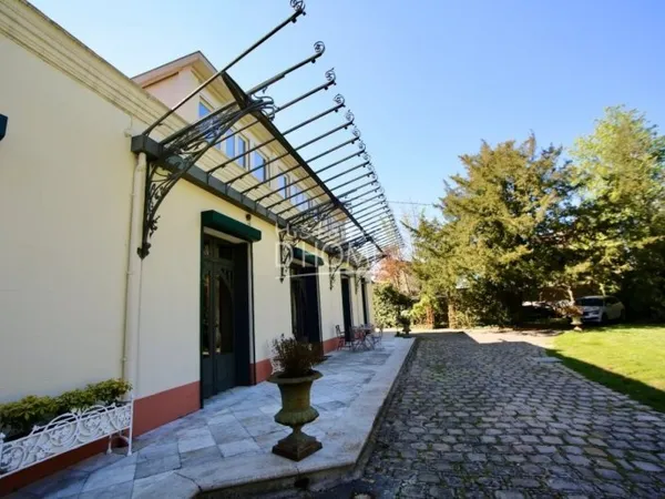 Maison 10 pièces 256 m²