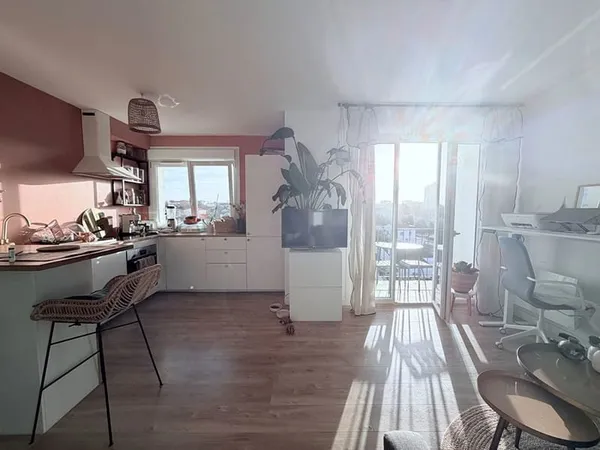 Dernier étage avec extérieur totalement rénové