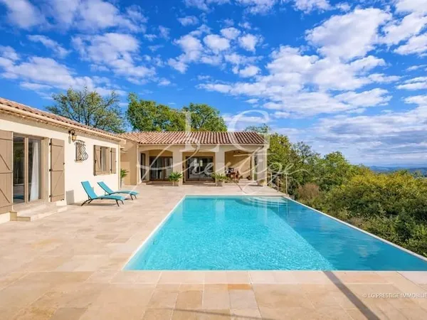 A 10 minutes de CALLIAN - Superbe villa avec vue dégagée jusqu'à la mer, au calme absolu