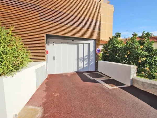 ROQUEBRUNE "Centre" | GARAGE Sécurisé