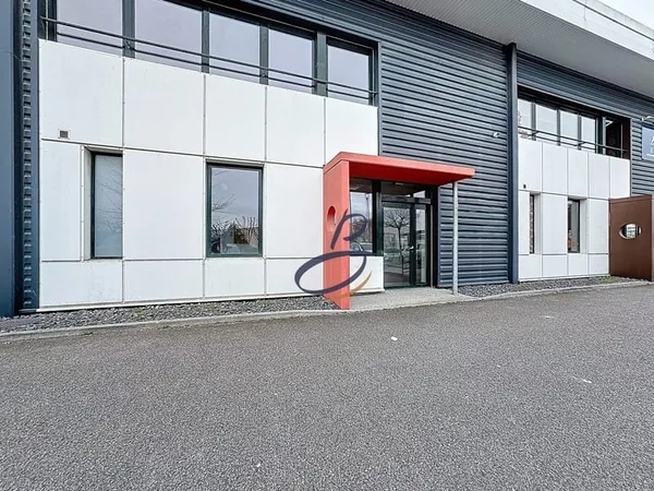 À LOUER - Local d'activité de 341 m² avec quai poids lourds - Saint-Quentin-Fallavier