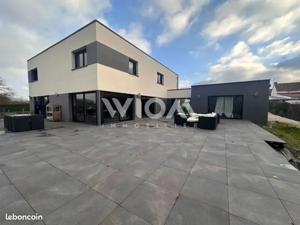 Maison 9 pièces 330 m²