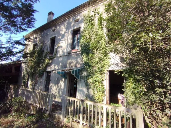 Une PERLE à rénover, terrain 8550m2, source, atelier etc...