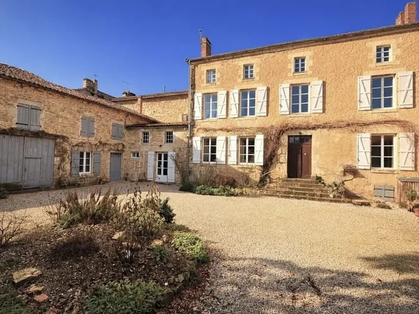 Maison et villa de prestige Vente Champagne-Mouton 13p 320m² 379900€