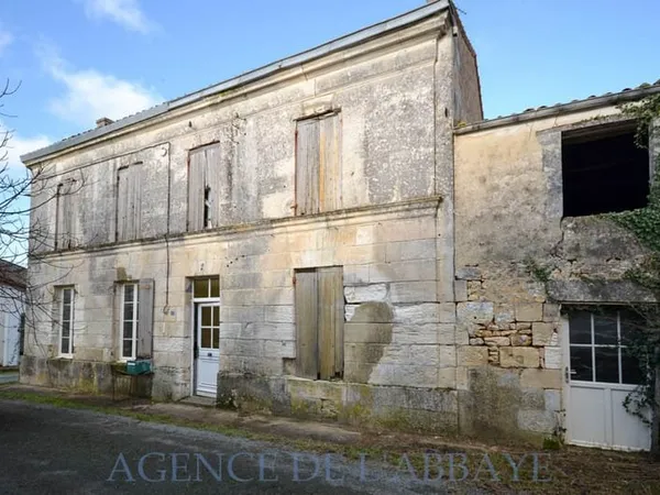 ANNEPONT CHARENTAISE À RESTAURER + DÉPENDANCES ET TERRAIN 70