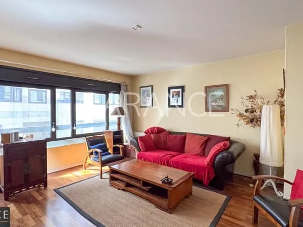 Appartement 4 pièces à Paris (75012) Immeuble RECENT, EN E