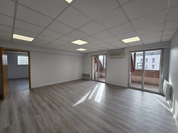 Local commercial 4 pièces 102 m²