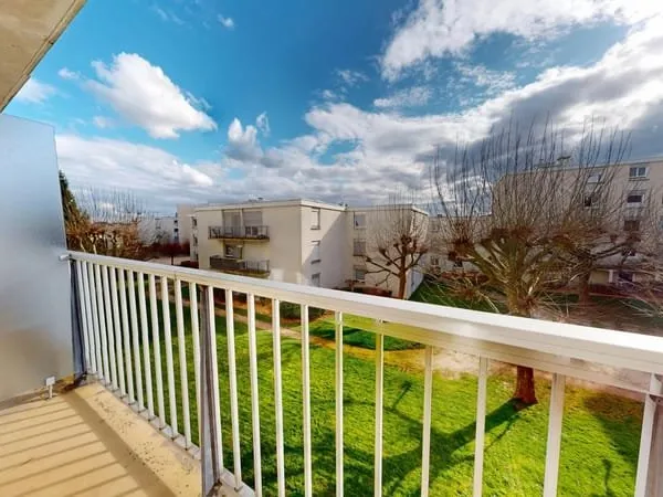 A LOUER - STUDIO MEUBLE situé PROCHE GARE avec PARKING