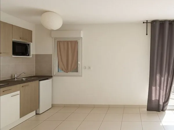 Appartement deux pièces avec grande terrasse et parking