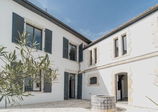 Maison 8 pièces 310 m²