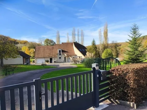 Magnifique propriété avec Maison contemporaine et dépendances