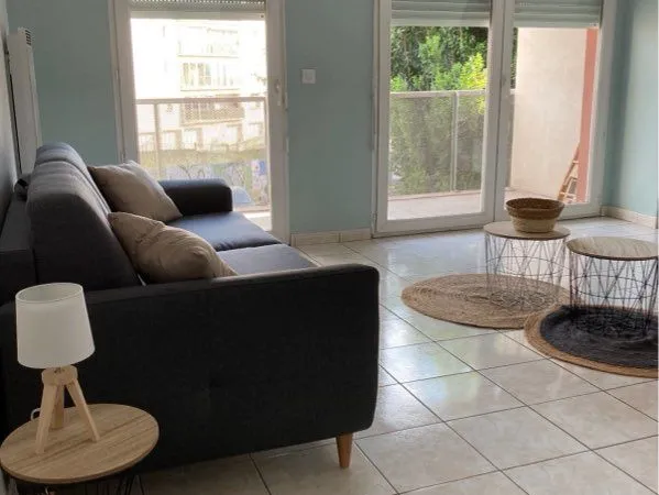 Grand Studio - 32m2 avec balcon, piscine et parking