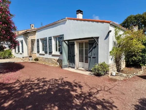 Maison avec parc arboré et dépendances