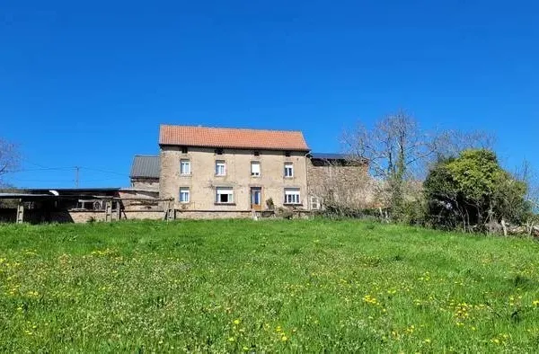 Corps de ferme avec 2 ha de terrain et la possibilité de plus