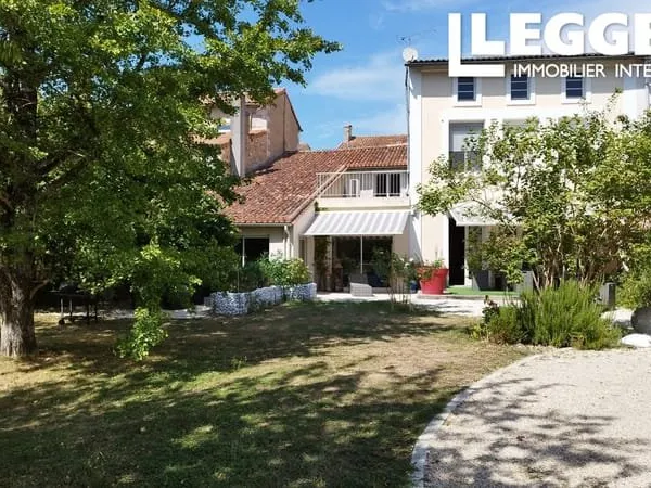 Maison de ville entièrement rénovée avec 5 chambres, 2 cuisines, jardins matures avec arrière pour v