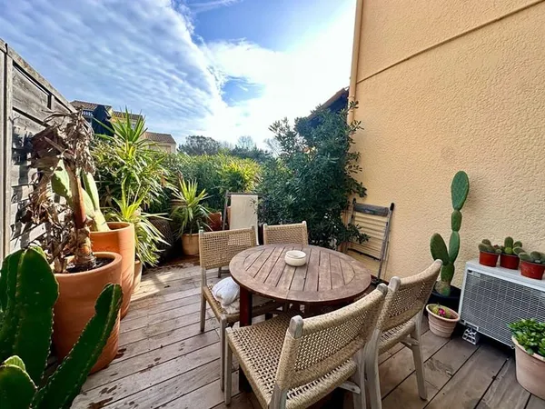 Au sein d'une résidence fermée avec piscine studio de 27 m² rénové avec exterieur