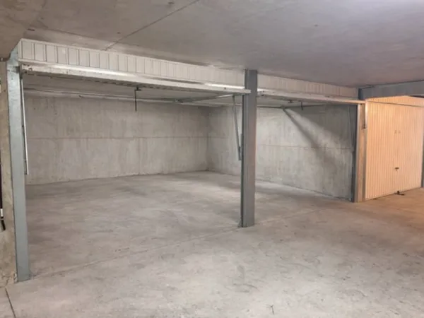 Très grand garage (2 garages côte a côte sans separation)
