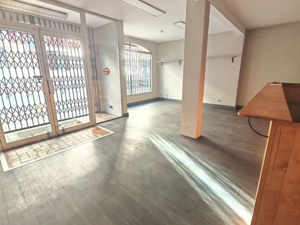 Local 1 pièce 52 m²