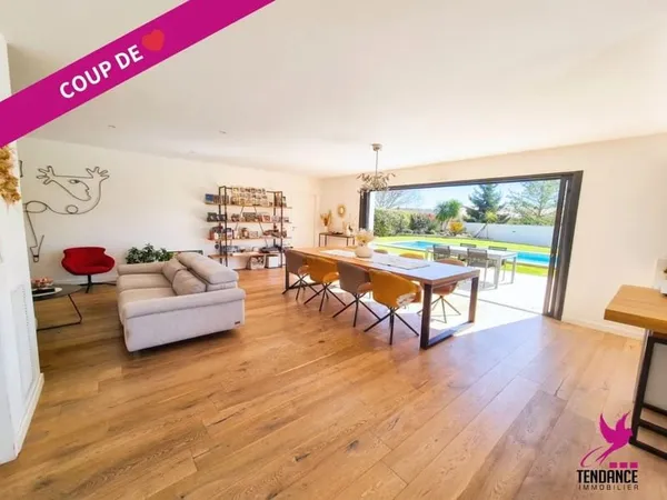 Maison contemporaine avec piscine et grand jardin clos à Grenade.